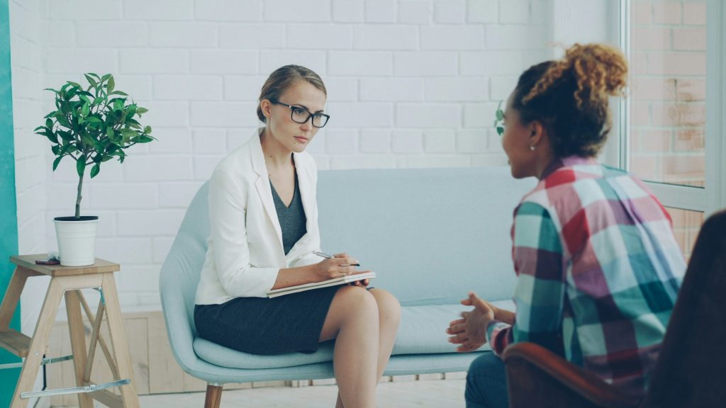 Zwei Frauen unterhalten sich in einer Therapiesitzung
